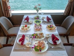 Bữa trưa trên du thuyền Aroma Roza Cruise