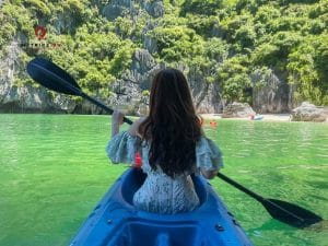 Chèo kayak khám phá vẻ đẹp vịnh Lan Hạ