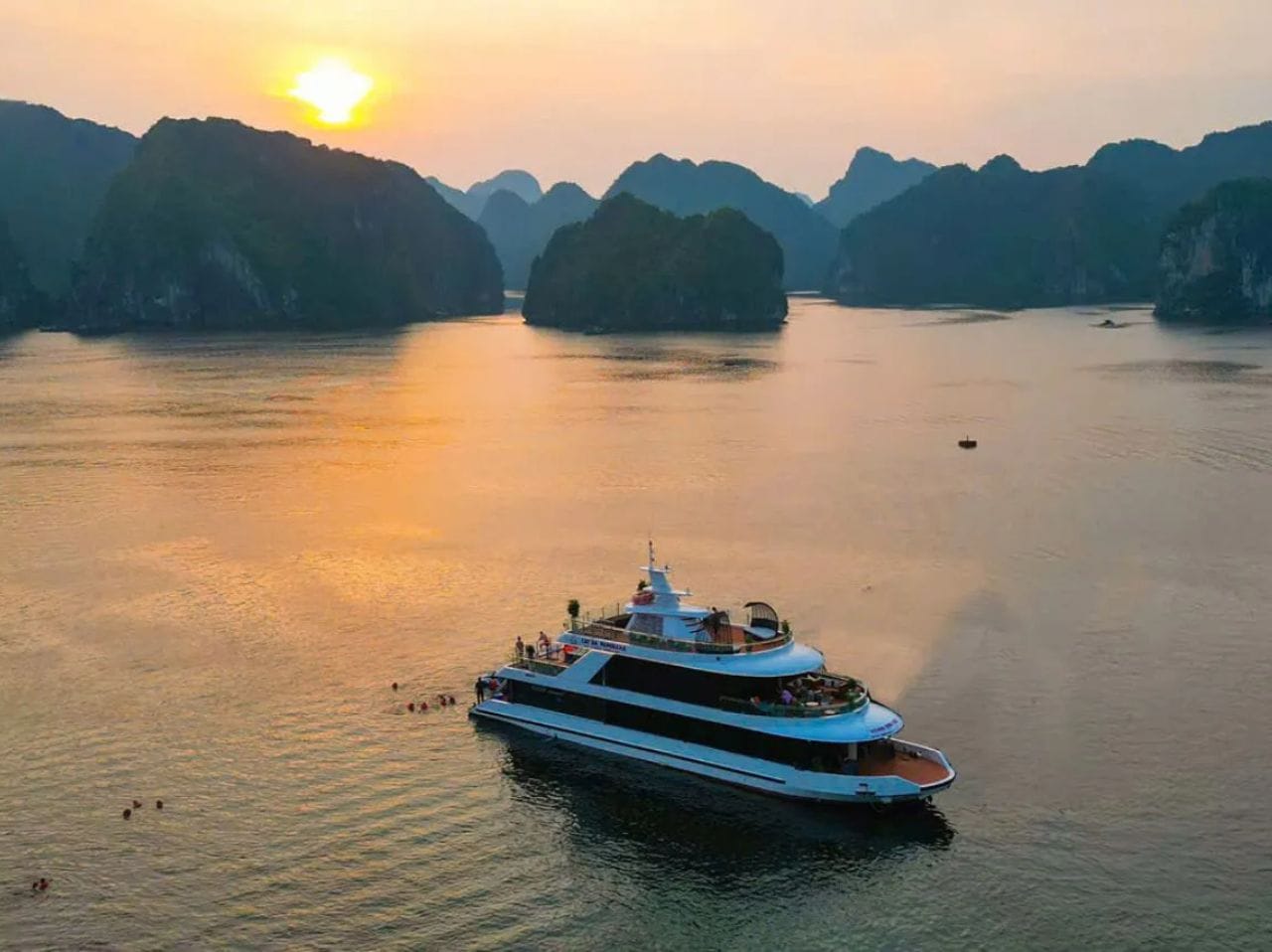 Top 5 Du Thuyền Tốt Nhất Tại Vịnh Lan Hạ, Cát Bà 2025 3 D'chamre Luxury Cruise Cát Bà