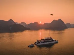 Du thuyền Cát Bà Catamaran 5 sao trên vịnh Lan Hạ