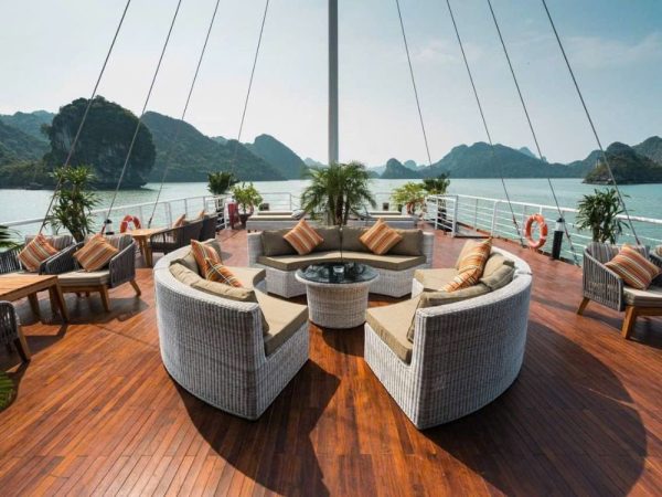 Du thuyền Cát Bà Catamaran 5 sao trên vịnh Lan Hạ