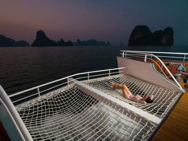 Du thuyền Cát Bà Catamaran 5 sao trên vịnh Lan Hạ