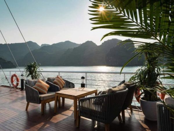 Du thuyền Cát Bà Catamaran 5 sao trên vịnh Lan Hạ