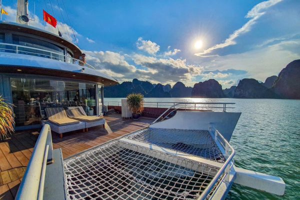 Du thuyền Cát Bà Catamaran 5 sao trên vịnh Lan Hạ
