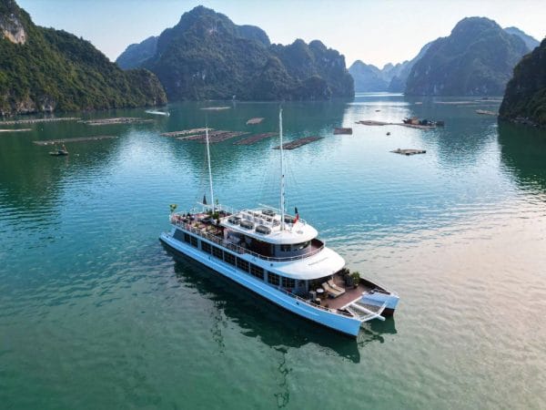 Du thuyền Cát Bà Catamaran 5 sao trên vịnh Lan Hạ