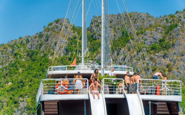 Du thuyền Cát Bà Catamaran 5 sao trên vịnh Lan Hạ