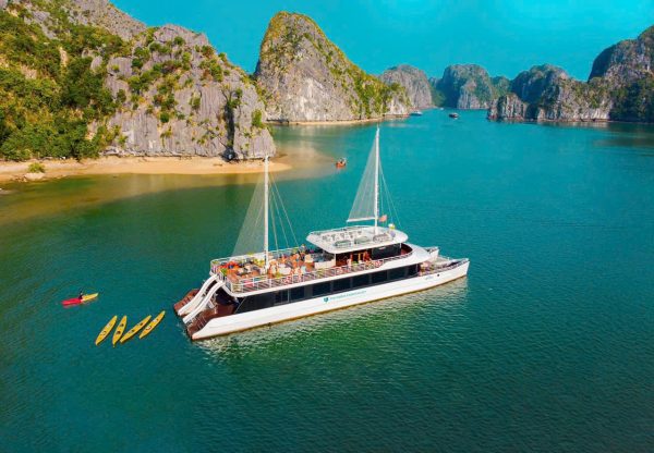Du thuyền Cát Bà Catamaran 5 sao trên vịnh Lan Hạ