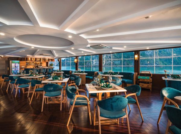 Du thuyền Cát Bà Catamaran 5 sao trên vịnh Lan Hạ