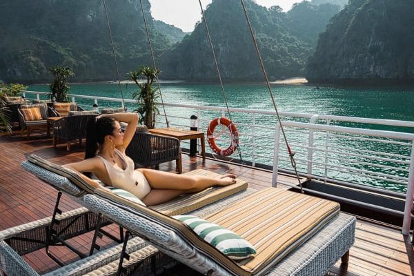 Du thuyền Cát Bà Catamaran 5 sao trên vịnh Lan Hạ