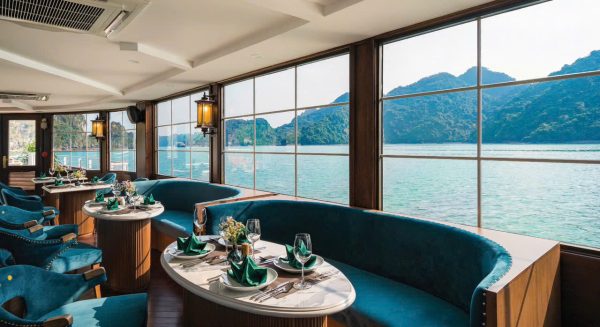 Du thuyền Cát Bà Catamaran 5 sao trên vịnh Lan Hạ