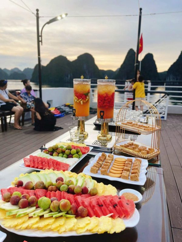 tiệc trà chiều trên du thuyền sea star