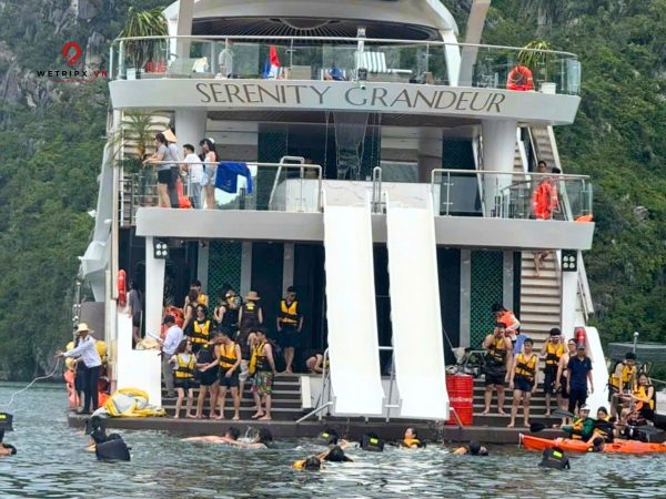Trải nghiệm cầu trượt nước dài nhất vịnh Lan Hạ trên du thuyền Senerity Granduer Cruise