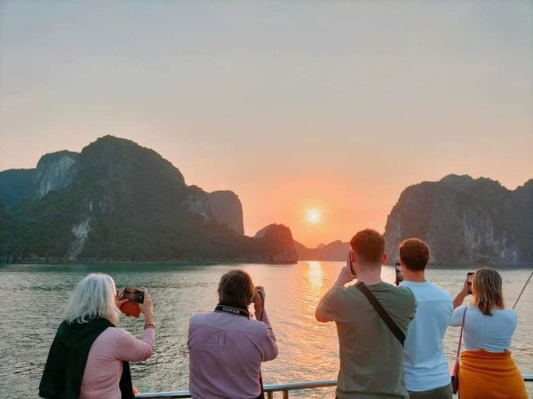 tour ngắm hoàng hôn vịnh Lan Hạ