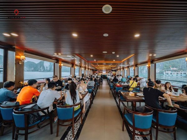 Bữa trưa hải sản phong phú trên du thuyền Cát Bà Dream