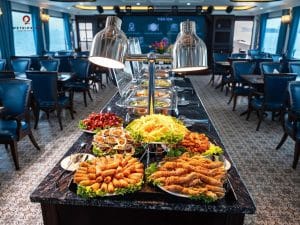 Bữa trưa hải sản phong phú trên du thuyền Cát Bà Dream
