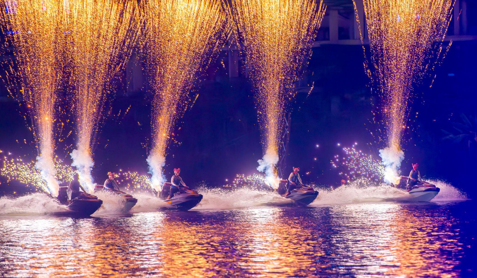 Pháo Hoa Cát Bà 2025: Trải Nghiệm Jetski – Flyboard – Symphony of the Green Island Đỉnh Cao Giữa Biển 3 Jetski đồng diễn tốc độ cao kết hợp pháo sáng trên mặt nước vịnh Cát Bà
