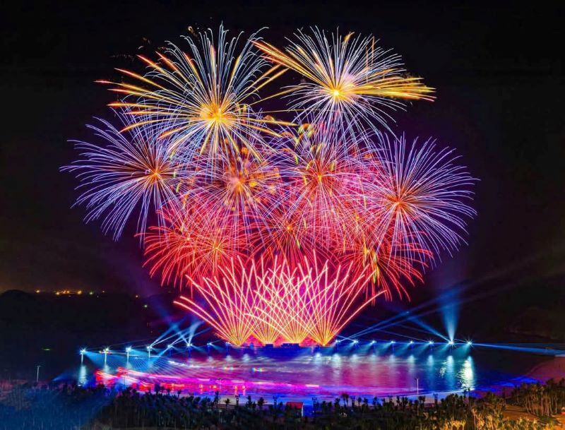 Pháo Hoa Cát Bà 2025: Trải Nghiệm Jetski – Flyboard – Symphony of the Green Island Đỉnh Cao Giữa Biển 2 Pháo hoa Cát Bà 2025 rực rỡ trên vịnh biển, Jetski Flyboard hòa cùng ánh sáng