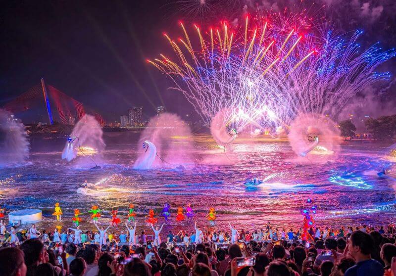 Pháo Hoa Cát Bà 2025: Trải Nghiệm Jetski – Flyboard – Symphony of the Green Island Đỉnh Cao Giữa Biển 1 Symphony of the Green Island – show pháo hoa đỉnh cao tại Cát Bà hè 2025