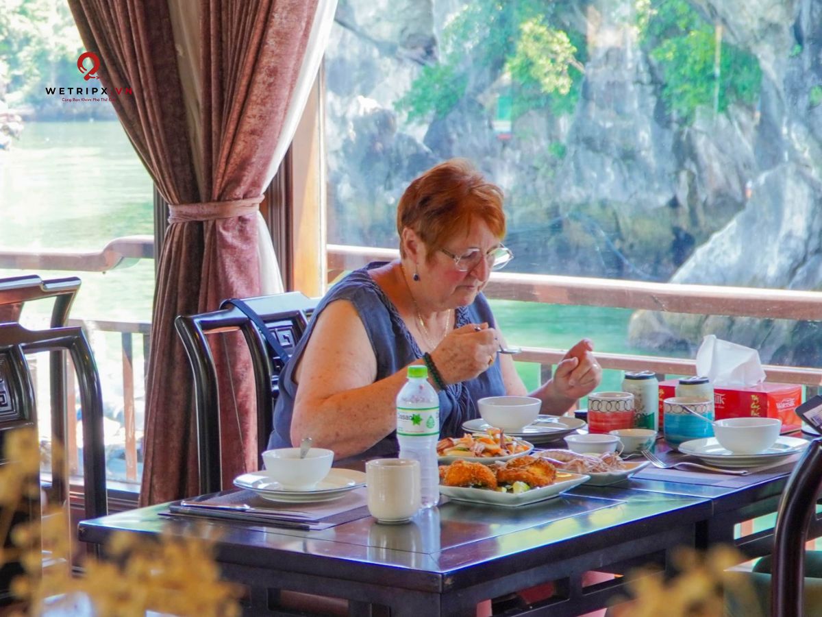 Enjoy lunch while taking in the breathtaking natural scenery of Lan Ha Bay.