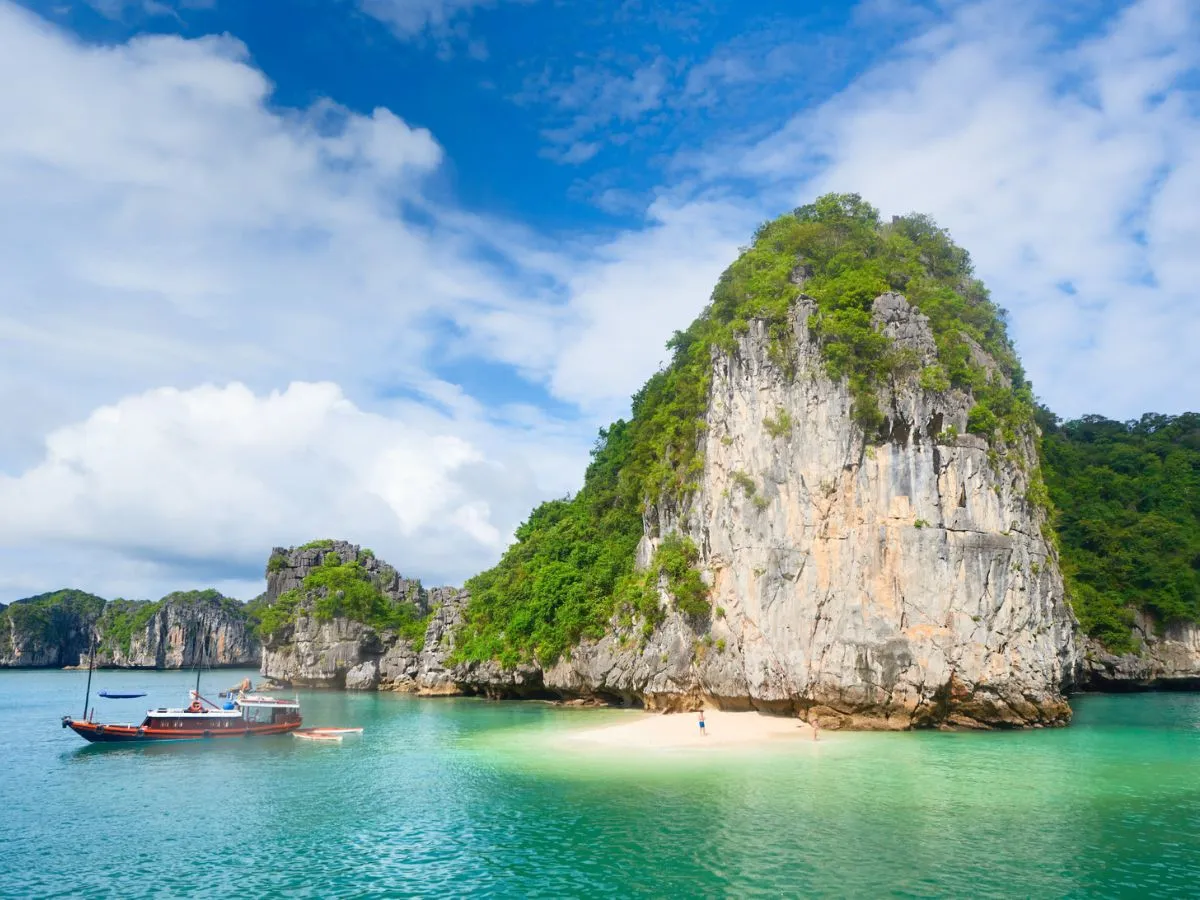 Ba Trai Dao Beach, Lan Ha Bay