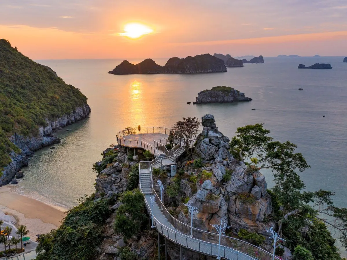 Ngắm hoàng hôn từ Flamingo Cát Bà