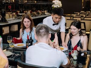Ẩm thực phong phú được phục vụ chu đáo trên du thuyền