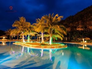 Khuôn viên The May Legend Resort về đêm