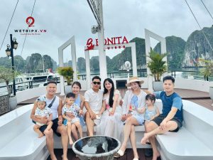 Thư giãn, ngắm cảnh và chụp ảnh lưu niệm trên du thuyền